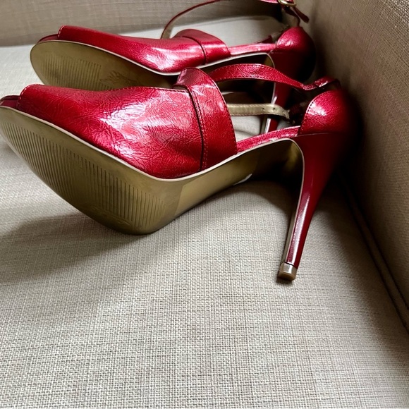 Gorgeous Cherry Red Cross Strap Carlos Santana Heel. Great condition. Size 6 - Picture 3 of 6